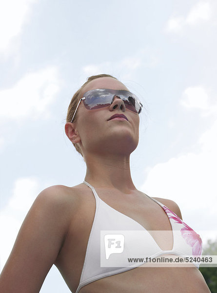 Frau in Bikini  Sonnenbrille  Halbporträt