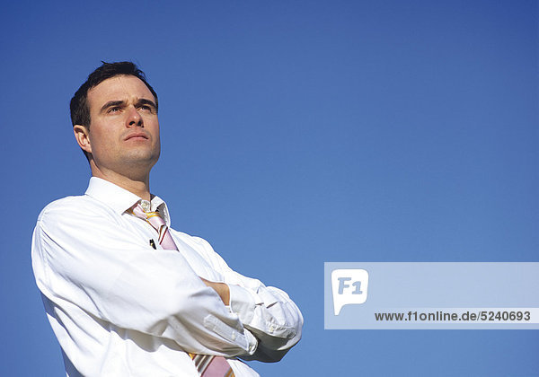 Mann in Hemd und Krawatte  Himmel im Hintergrund  Halbporträt