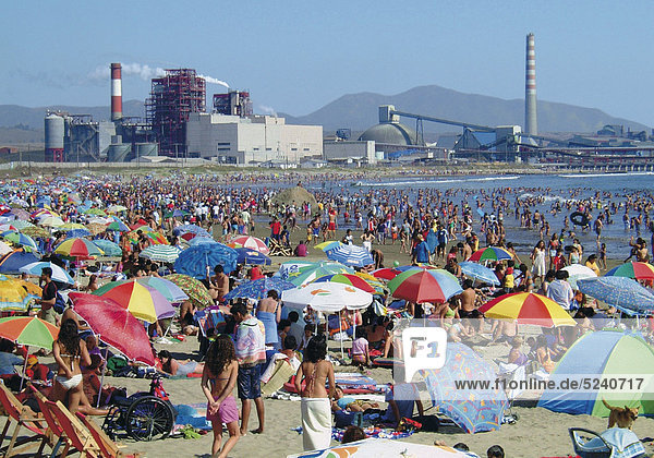 Überfüllter Strand vor Fabrikanlage  La Laguna  Chile