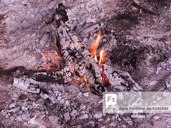 Kuba  Pinar del Rio  Holz am Kamin brennend