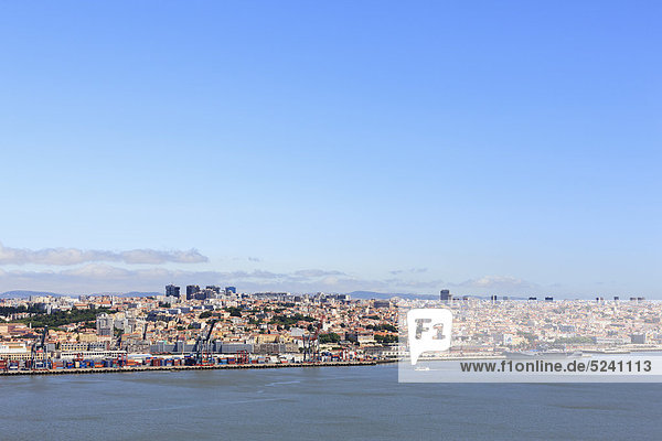 Europa  Portugal  Lissabon  Blick auf das Stadtbild über den Tejo