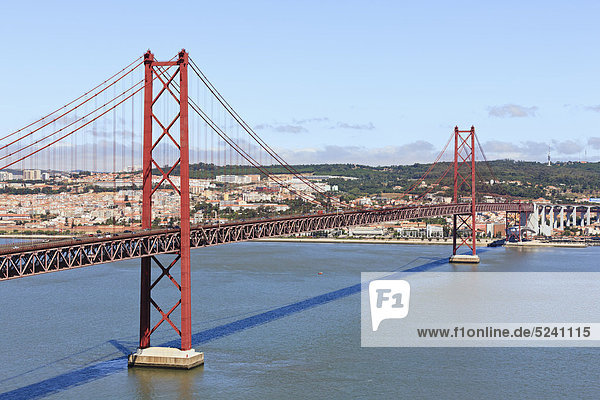 Europa  Portugal  Lissabon  Blick auf Hängebrücke mit Fluss Tejo