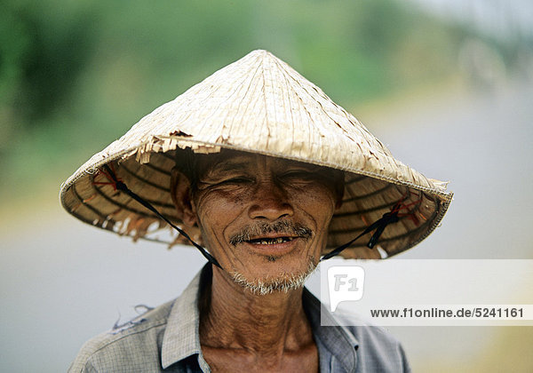 Asiatischer  älterer Mann mit Strohhut  Porträt