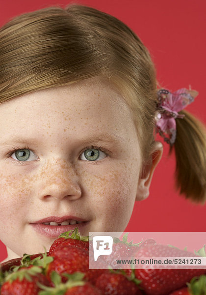 Mädchen mit Erdbeeren  Porträt