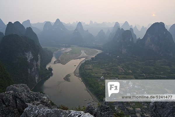 China  Xing Ping  Blick auf den Fluss LI mit Felsformationen