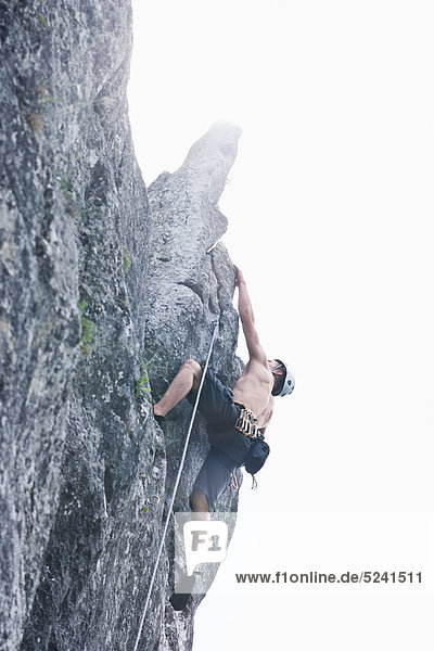 Kletterer in Felswand