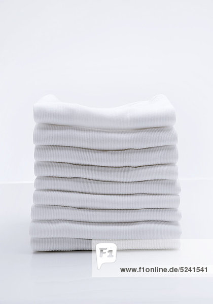 Stapel gebügelter  weißer Hemden