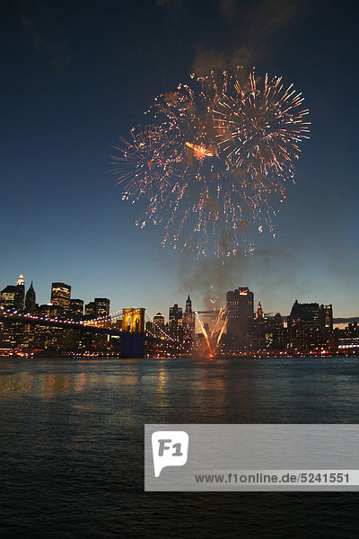 USA  New York  Blick auf Feuerwerk über den Hudson River bei Nacht