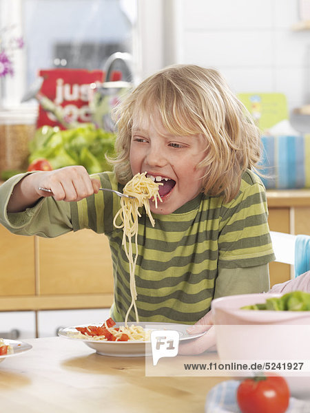 Kleiner Junge isst zu Hause Spaghetti