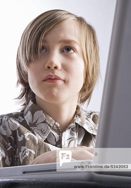 Kleiner Junge an Laptop  Porträt