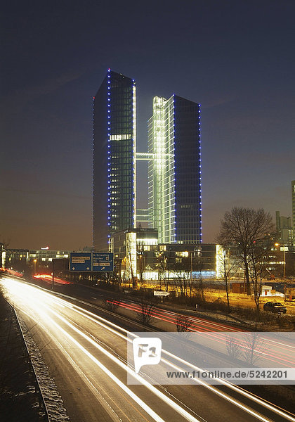 Bürohochhaus an Straße  abends  Highlight-Towers  München