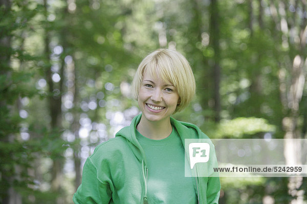 Junge Frau im Wald  Portrait  lächelnd