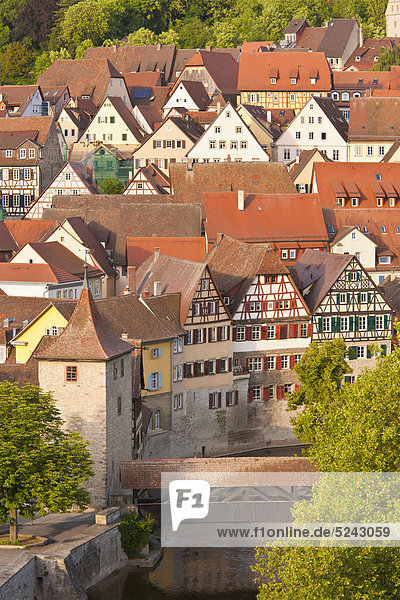 Deutschland  Baden-Württemberg  Schwabisch Hall  Blick auf das Stadtbild mit Rahmenhäusern und Kocher