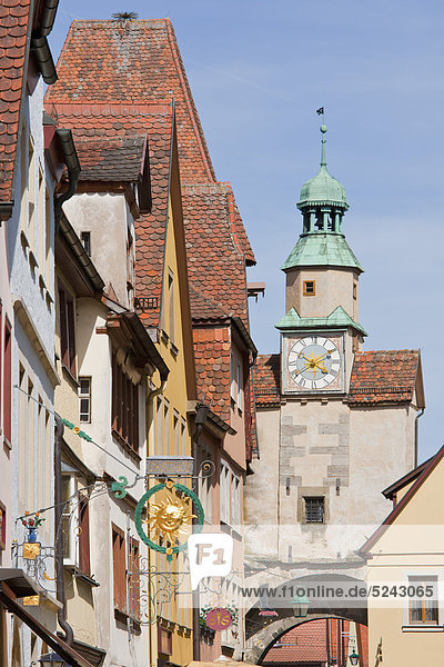 Deutschland  Bayern  Franken  Rothenburg ob der Tauber  Hafengasse  Blick auf Markusturm und Häuser