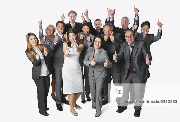 Große Gruppe von Geschäftsleuten mit Daumen nach oben vor weißem Hintergrund