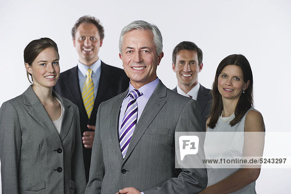 Geschäftsleute vor weißem Hintergrund  lächelnd  Portrait