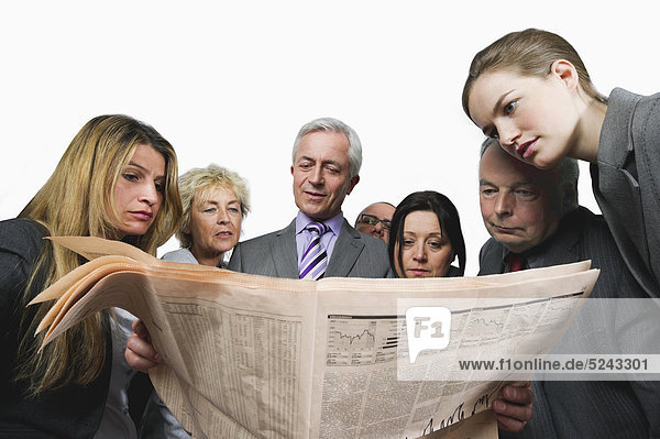 Geschäftsleute lesen Zeitung vor weißem Hintergrund