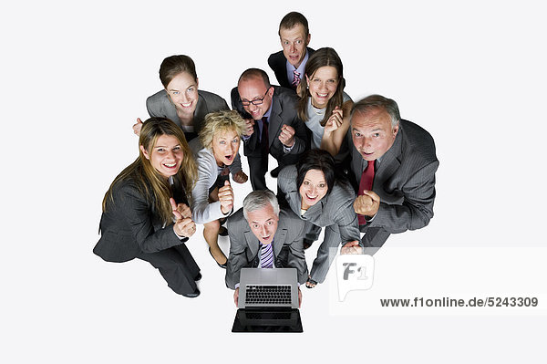 Geschäftsleute mit Laptop vor weißem Hintergrund  Portrait