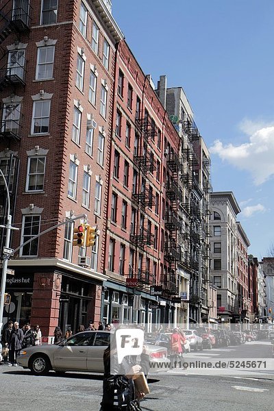 Autobahnkreuz  Städtisches Motiv  Städtische Motive  Straßenszene  Straßenszene  überqueren  Frau  Mann  New York City  kauen  Gebäude  Straße  Architektur  Fußgänger  Manhattan  Rote Ampel