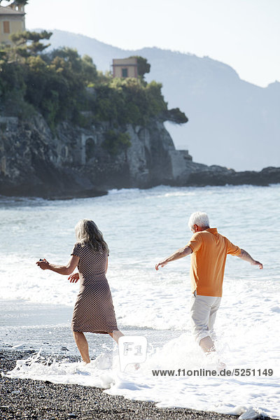 Verspieltes Seniorenpaar am Strand  Italien  Sori