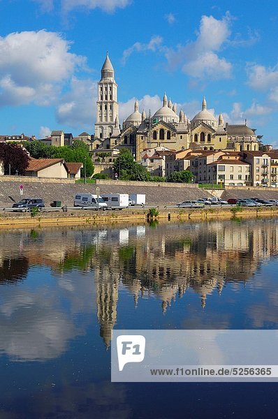 Frankreich  Europa  Fluss  Kathedrale  frontal  Heiligtum  Aquitanien  Dordogne  Perigueux