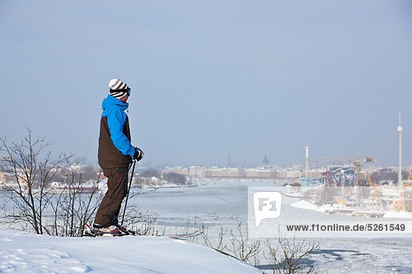 Lone Skifahrer Blick auf Landschaft