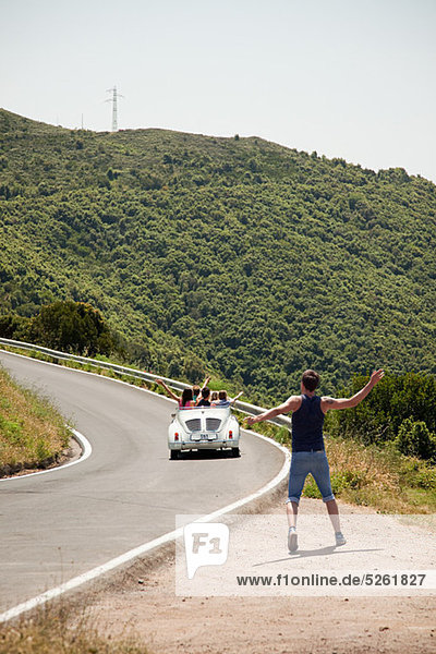 Cabrio Auto fahren vorbei hitchhiker