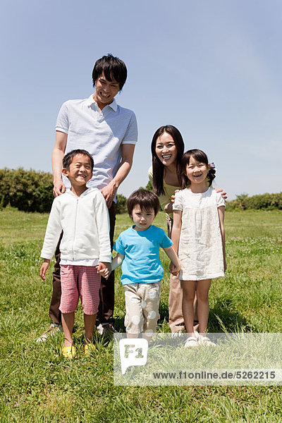 Familie mit drei Kindern im Feld  Porträt