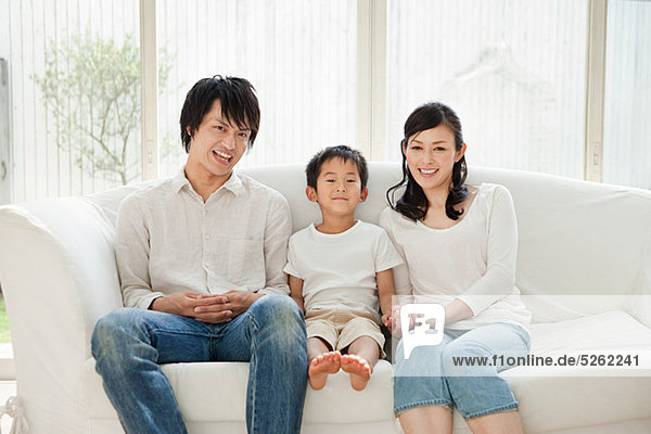 Eltern und Sohn auf Sofa  Portrait