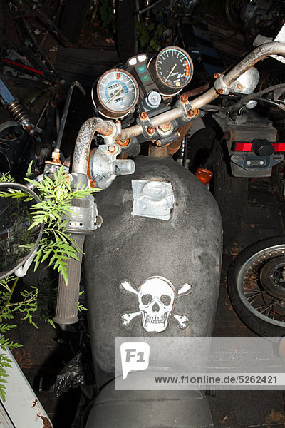 Totenkopf auf Motorrad-Kraftstofftank