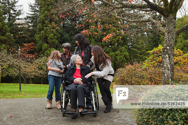 Multi-Generation-Familie mit senior Woman in wheelchair