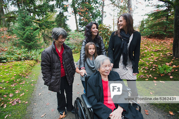 Multi-Generation-Familie drängen senior Woman in wheelchair