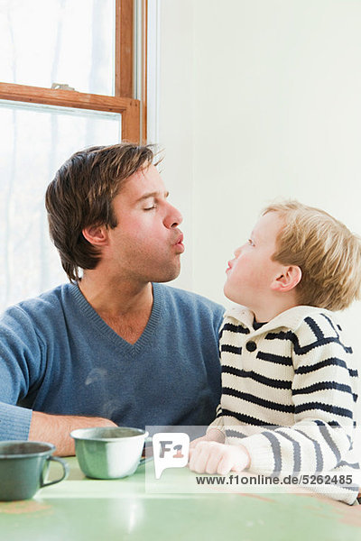 Vater und Sohn ziehen Gesichter