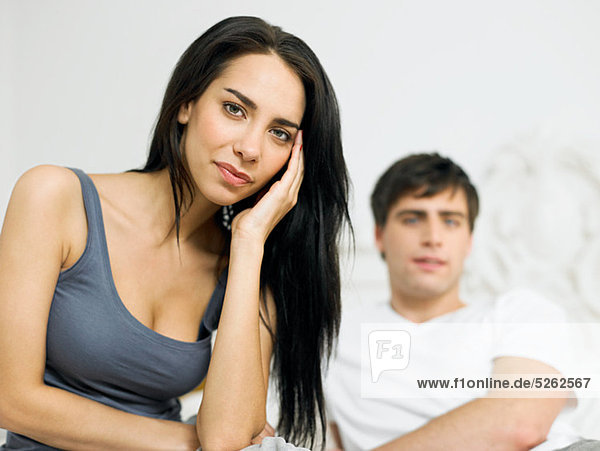 Young Couple sitting on Bed  Fokus auf den Vordergrund