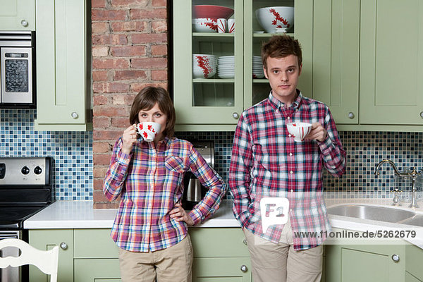 Junges Paar mit Teetassen in der Küche