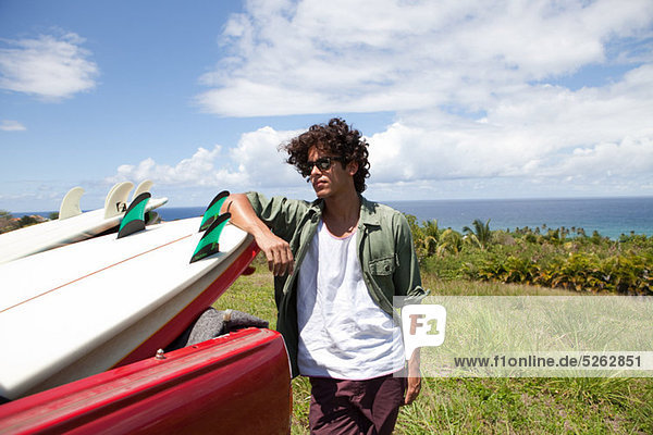 Junger Mann gelehnt Surfbrett im Auto  Porträt