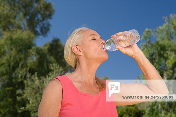 Reife Frau Läufer-Trinkwasser