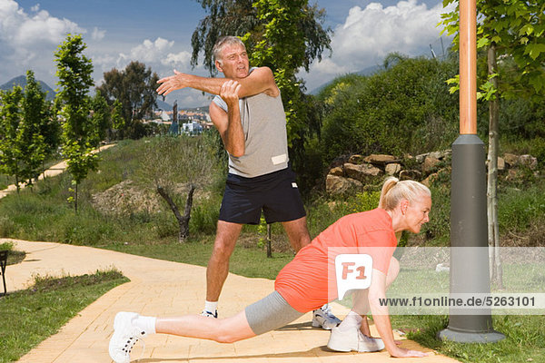 Älteres Paar stretching vor Ausübung