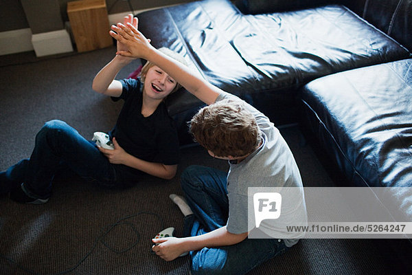 Zwei jungen spielen von Videospielen