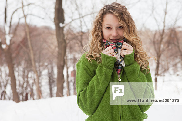 Teenager-Mädchen im Schnee  Porträt