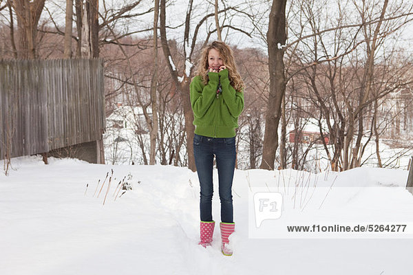 Teenager-Mädchen im Schnee  Porträt