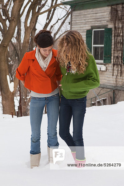 Außenaufnahme Jugendlicher Mädchen Schnee