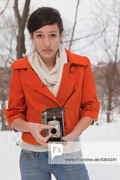Teenage Girl Holding Jahrgang Kamera  portrait