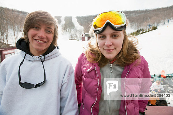 Young couple tragen Kleidung  Porträt Wintersport