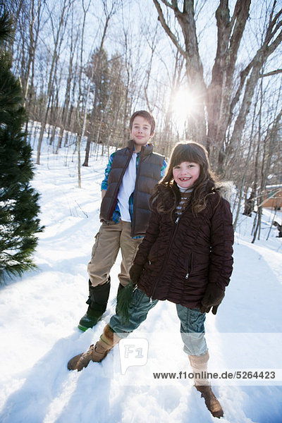 Bruder und Schwester im Schnee  Porträt