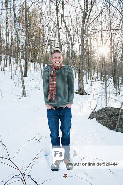 Man Standing im Schnee Porträt