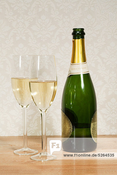 Champagnerflasche und zwei Gläser
