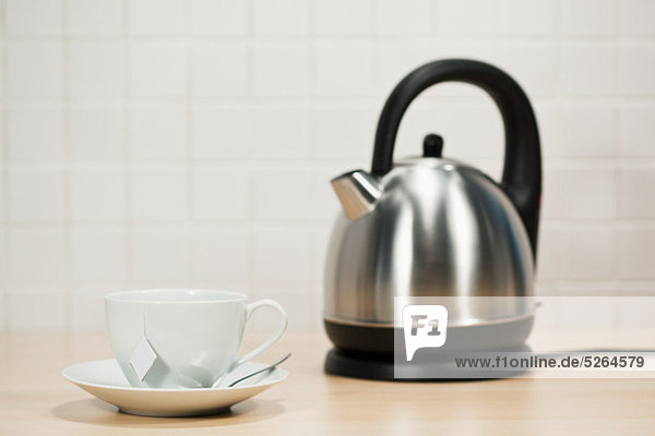 Teetasse und Wasserkocher