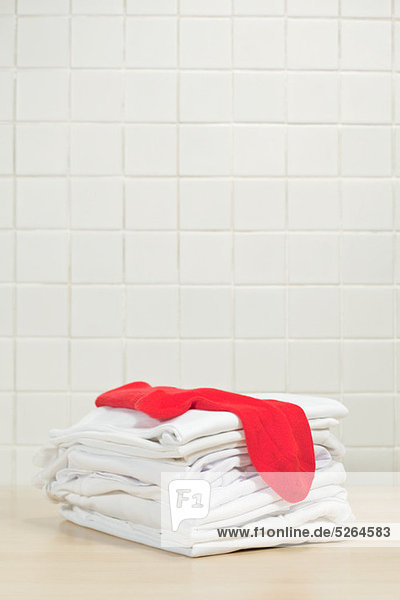 Weißen Wäscheservice und rote Socke