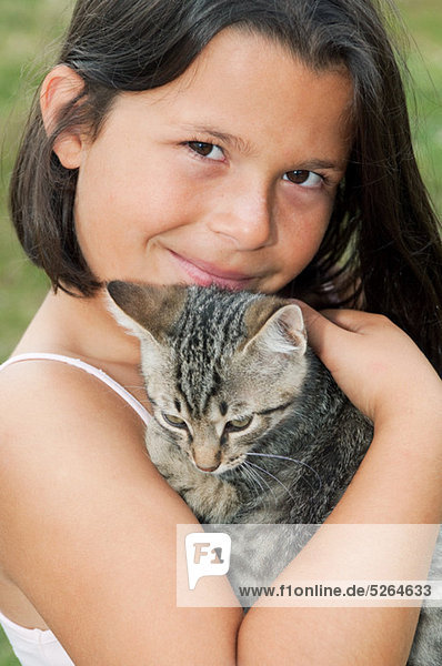 Mädchen mit Haustier Katze  Portrait
